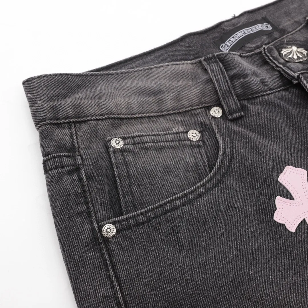 P210 Top version (black pants and pink leather) Top version Chrome Hearts jeans with leather pink It is well known that chromehearts jeans will use vintage Levis jeans as the base plate for creation. They usually add their own unique silver buckles and silver ornaments, plus leather embellishments. This is what doubles the value of these vintage jeans, because the base plate is Vintage jeans, the jeans themselves have become very soft and comfortable after years of baptism, which can be distinguished from ordinary jeans. Regarding the size, you should also refer to the pants data. Style number: 1249# Color: black pants and pink leather Size: 28 30 32 34 28 Waist 86 Hips 100 Pants length 102 30 Waist 90 Hips 104 Pants length 104 32 Waist 94 Hips 108, pants length 106 34, waist 98, hips 112, pants length 110
